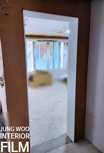 갈색 마감재와 유리 창문이 보이는 복도 구간의 모습