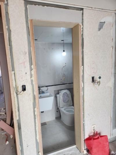 세면대와 양변기가 설치된 욕실 내부