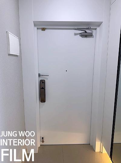 힌지가 노출된 여닫이 도어 상부 모습