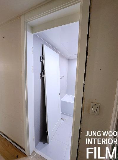 복도 벽면과 연결된 문틀 작업 모습