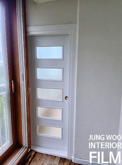 창문 프레임 주변의 시공 전 상태