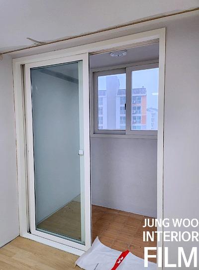외부 창호와 화이트 프레임이 적용된 발코니 공간