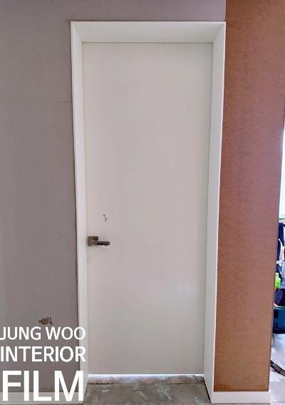 도어 문짝과 프레임 상부의 시공 과정
