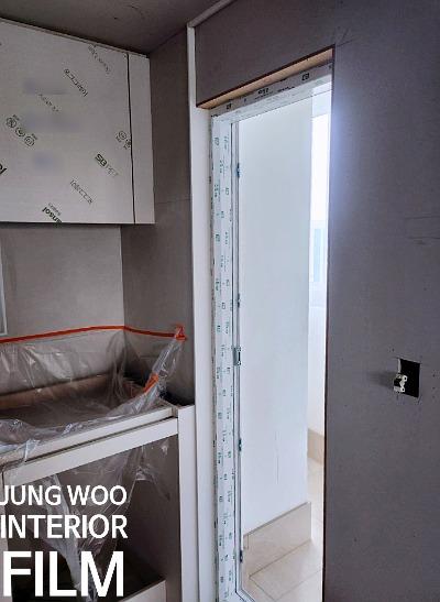 여닫이 도어 프레임 상부의 근접 모습