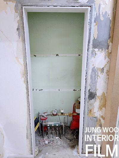 배관과 펌프 설비가 노출된 내부 공간