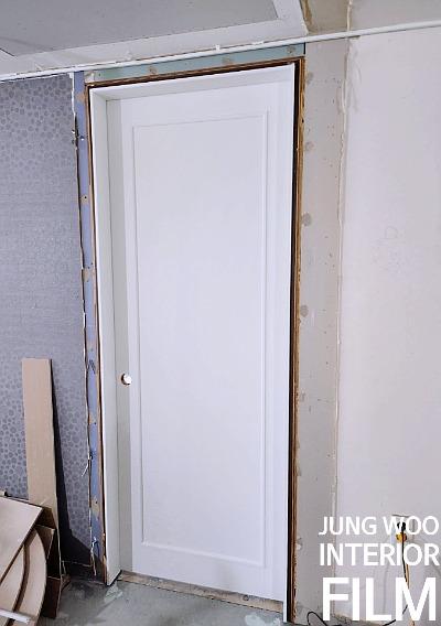 시공 중인 흰색 도어와 주변 벽면