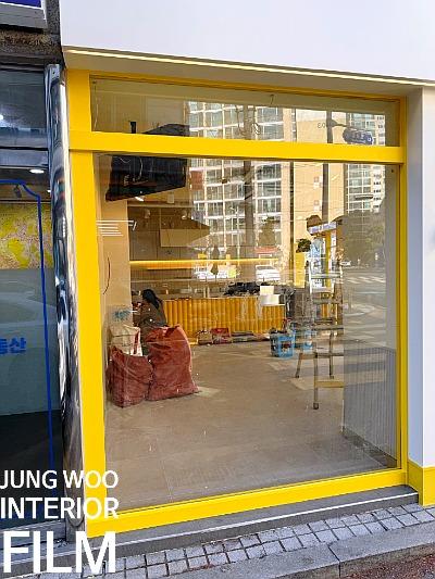 노란색 프레임이 설치된 실내 작업 공간의 모습