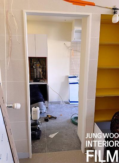 정밀한 마감을 위해 수공구를 사용하는 시공 장면