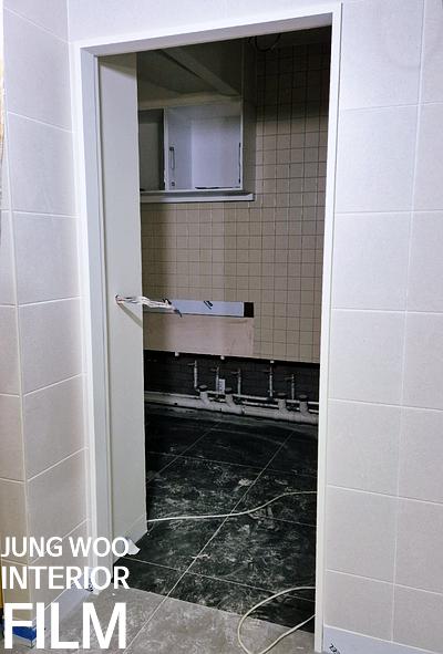 수납장 하단 배관이 노출된 내부 공간