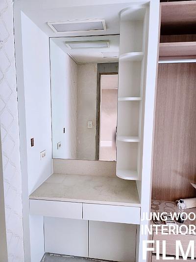 수납장 도어 패널과 내부 선반의 마감 과정