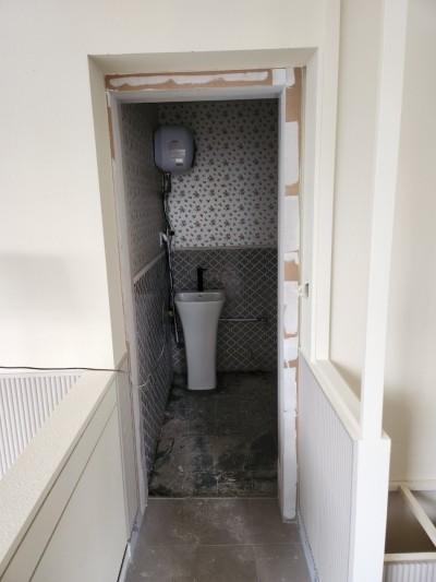 양변기가 설치된 욕실 내부의 일부 모습