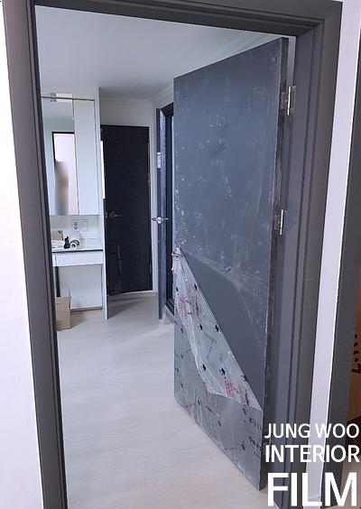 벽면을 채운 무광 화이트 수납장의 표면