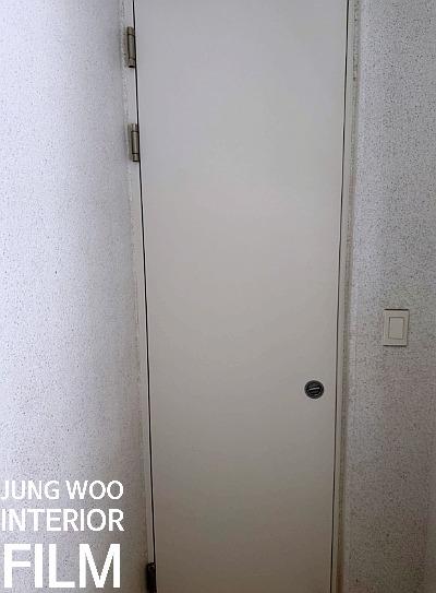 문짝의 질감이 느껴지던 시공 중 도어