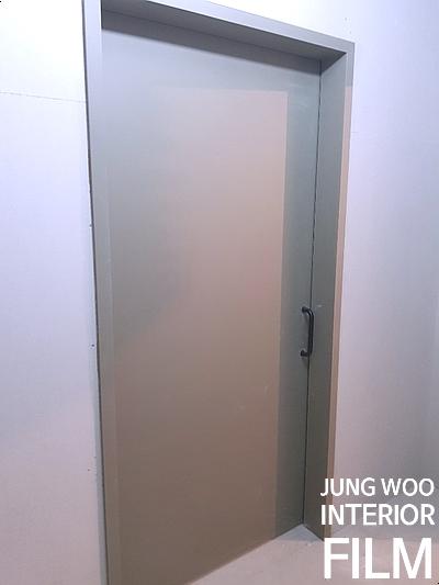 도어 문짝과 프레임 상단의 정교한 필름 마감