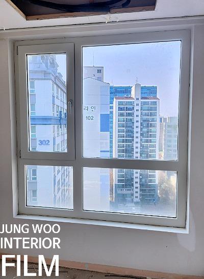 외부 건물이 보이는 창호 프레임 근접 모습