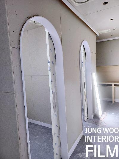 흰색 테이프로 보양된 아치형 문틀 내부