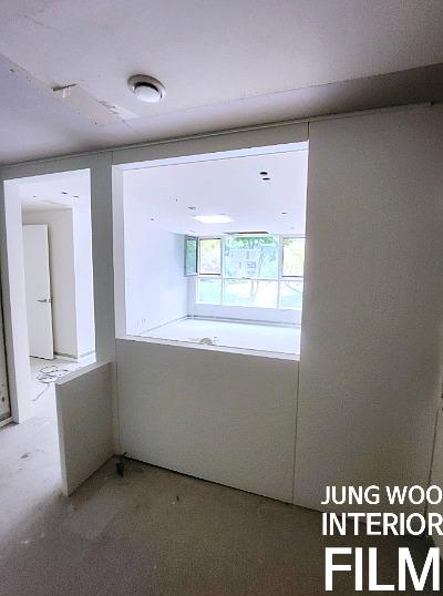 마감 작업이 진행 중인 실내 공간