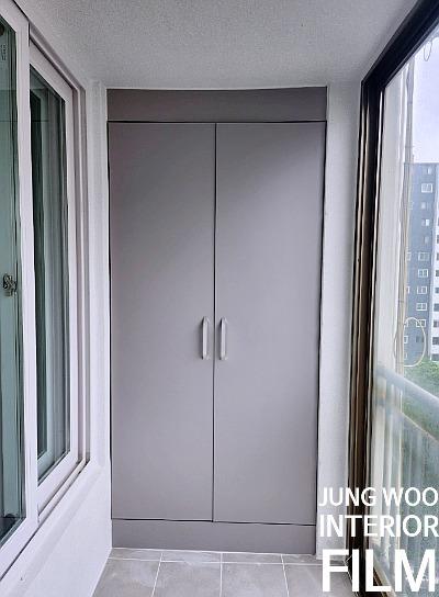 수납장 도어 패널의 표면 마감 작업