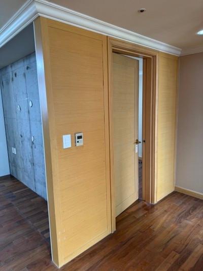 꼼꼼한 손길이 닿기 전의 문틀