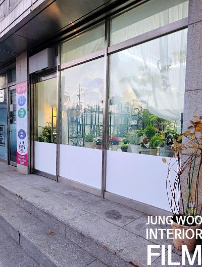정보판이 부착된 상가 입구 유리창과 외부 도로