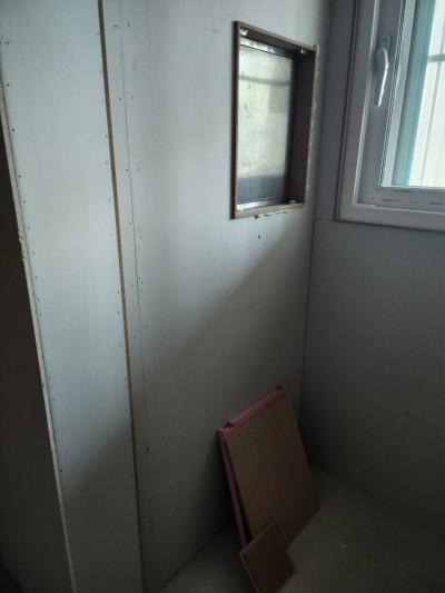 보드류가 놓인 빈 공간의 창호 근접 컷