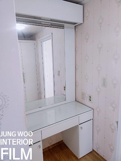 콘센트 주변 수납장의 시공 전 상태