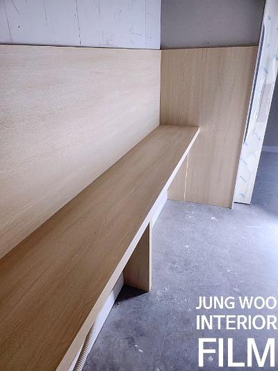 목재 패널 벽면과 단순한 형태의 목재 벤치