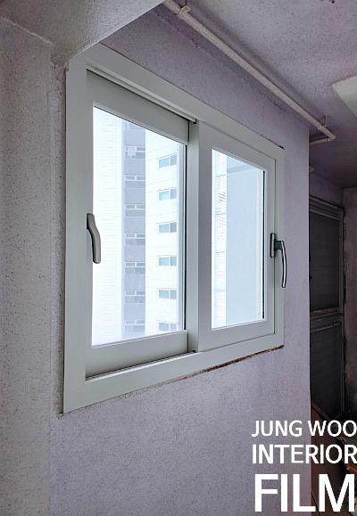 창문 넓은 면에 필름을 입히는 과정
