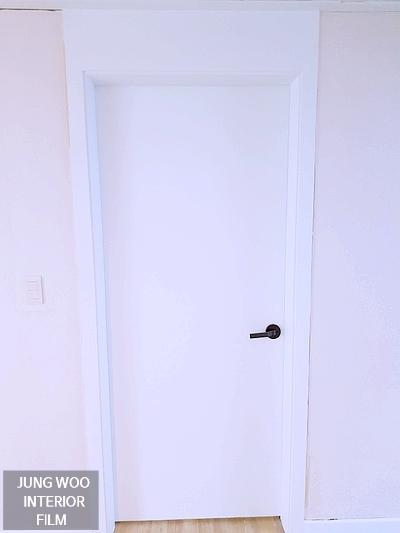 밀착 시공된 도어 프레임 상부 디테일