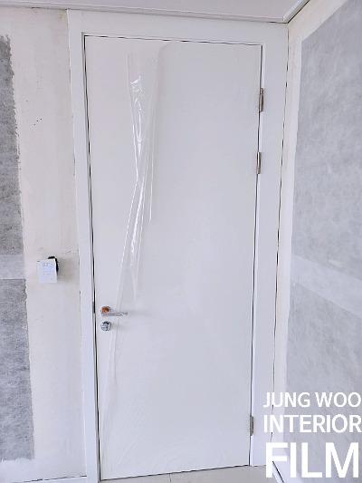 힌지가 보이는 여닫이 도어 상부와 프레임