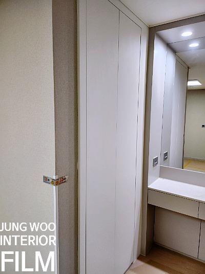 화이트 수납장으로 정돈된 깨끗한 드레스룸