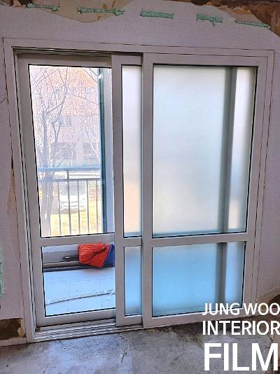 슬라이딩 도어와 창문이 보이는 벽면