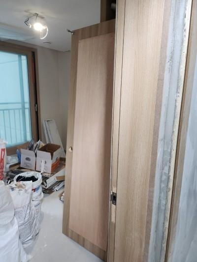 수납장 하단과 바닥면의 시공 상태