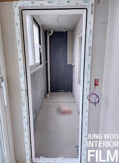 배관과 전선이 노출된 복도 벽면