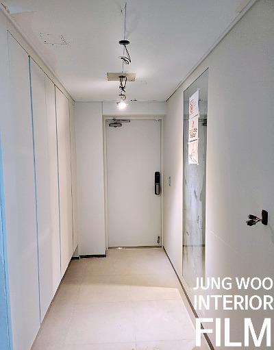 타일 바닥과 맞닿은 수납장 하단 작업