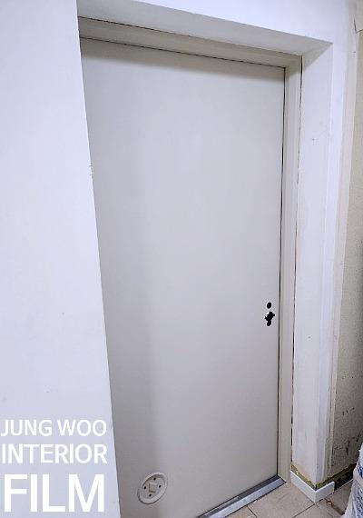 여닫이 도어 힌지 부분의 시공 과정