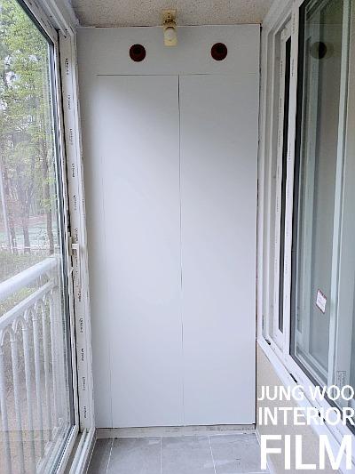 창문 프레임 주변의 필름 부착 과정