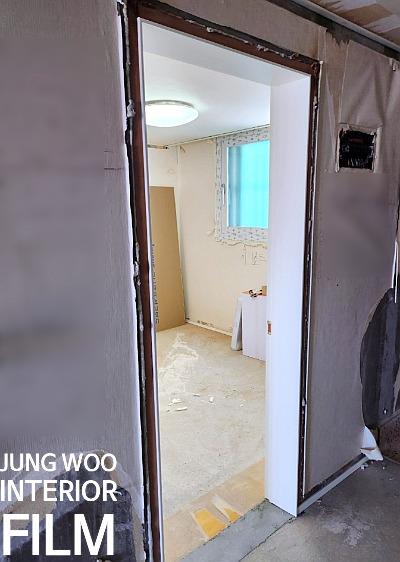 문틀 주변의 흠집이 보이는 실내 공간