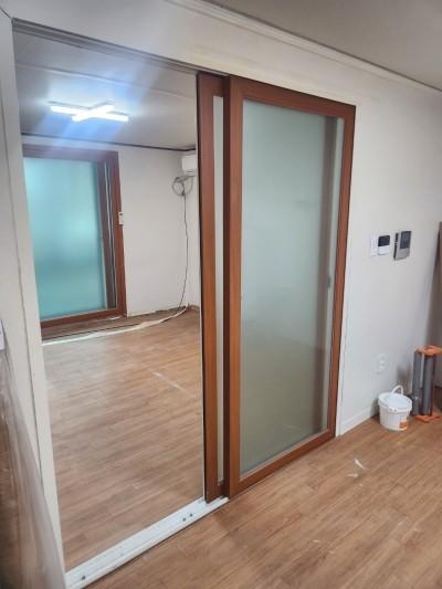 도어와 벽면이 접하는 시공 부위