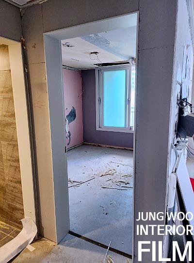 분홍색과 흰색 벽면이 교차하는 방 안쪽 공간