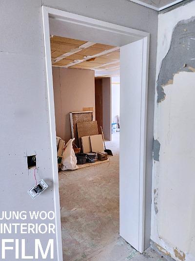 보드 천장과 콘크리트 바닥의 실내