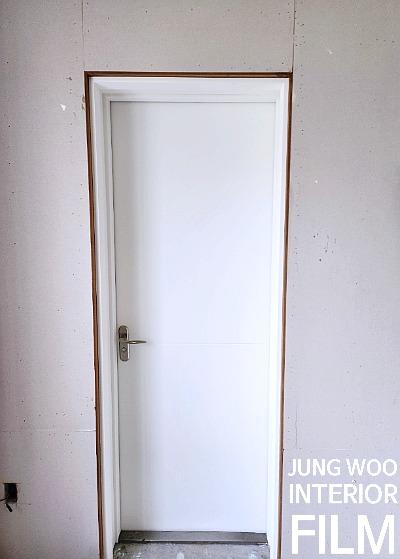 꼼꼼하게 진행되는 필름 시공 과정
