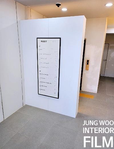표지판과 도어 컨트롤러가 설치된 복도