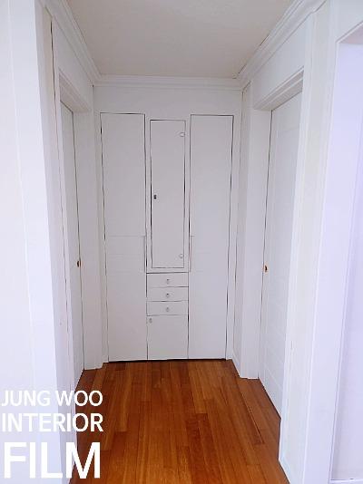 밝은 톤으로 마감된 수납장의 완성 모습