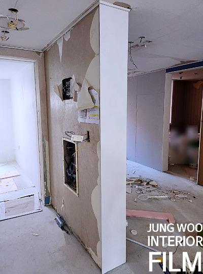 구조물이 드러난 벽면과 전기 박스 설치 지점