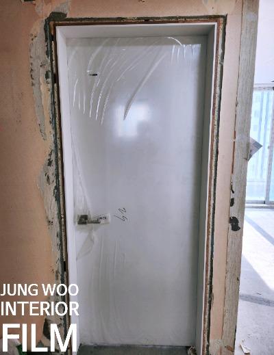 힌지가 보이는 여닫이 도어의 상부 프레임