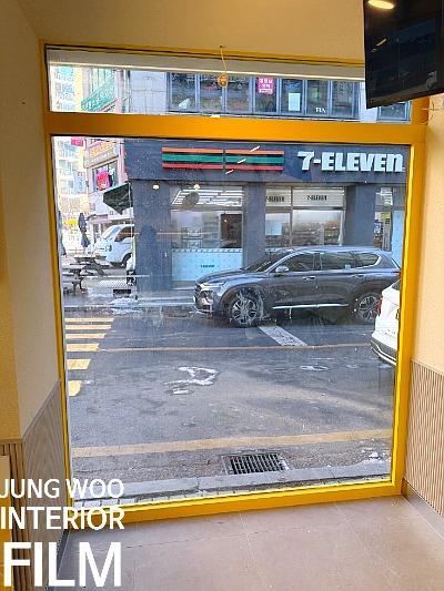 외부 건물과 도로가 보이는 유리창의 모습