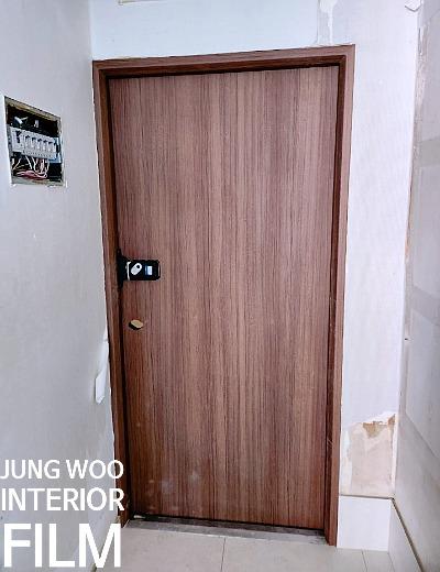 힌지가 노출된 여닫이 도어의 근접 모습