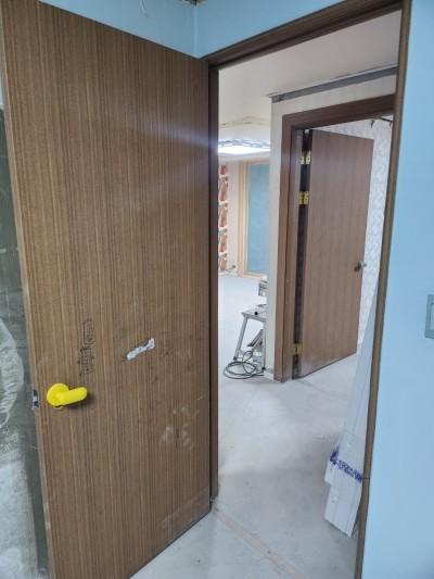 여닫이 도어 상부 프레임과 문짝