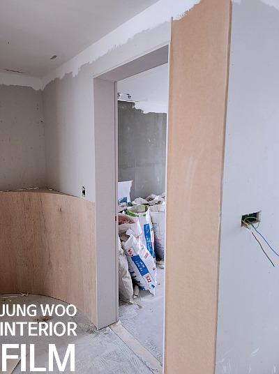 탄성코트 작업 중인 벽면과 노출된 전선